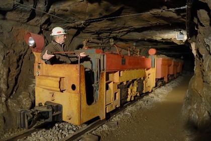 France, Moselle (57), Vallée de la Fensch, Neufchef, Antoine Bach a passé 36 années sous terre en temps que porion (maître mineur) dans les galeries de l'ancienne mine de fer de Hayange, convoi de minerai tracté par la voiture électrique