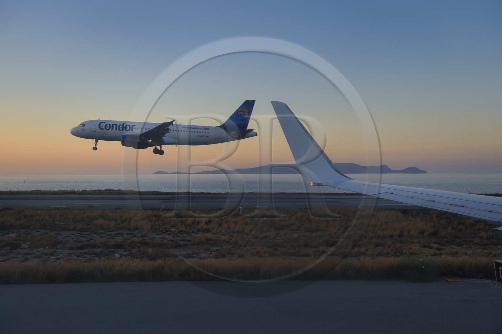 Grèce, Crète, atterrissage d'un avion à l'aéroport d'Heraklion