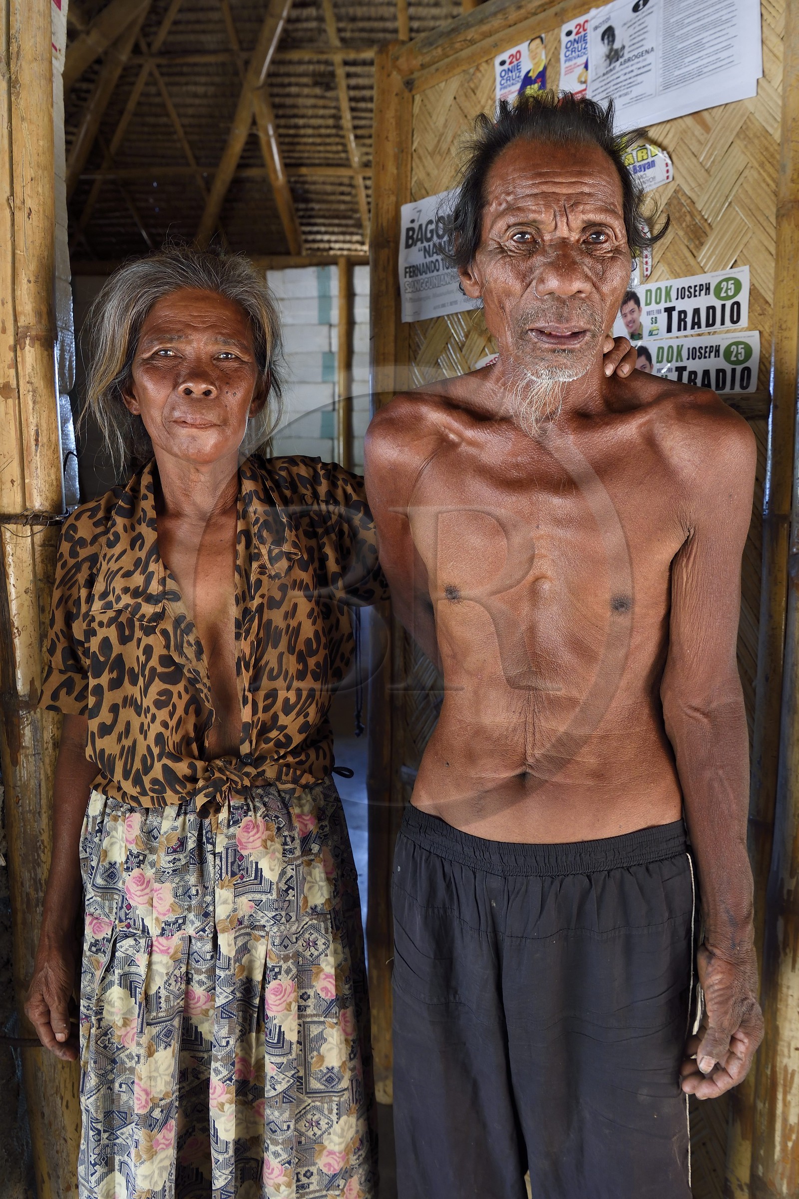 Philippines, Calamian Islands dans le nord de Palawan, Uson Island dans la baie de Coron, village de Barangay Lajala, le couple de plongeur-cueilleur d'algues Lilia et Danilo Magahon du groupe ethnique des Tagbanua