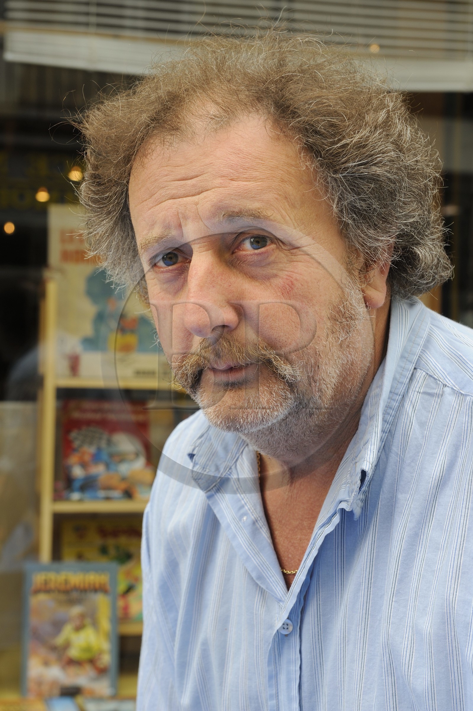 France, Nièvre (58), La Charité-sur-Loire, la ville du livre,  Jean-Yves dirige la librairie Destin (ex Nuit Blanche)