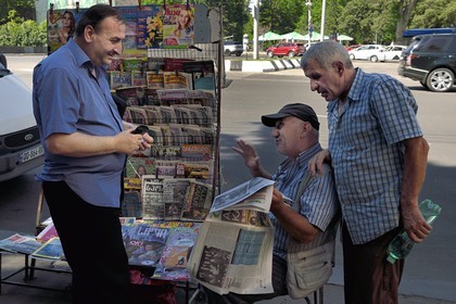 Géorgie, Tbilissi, rue Merab Kostava, vendeur de journaux