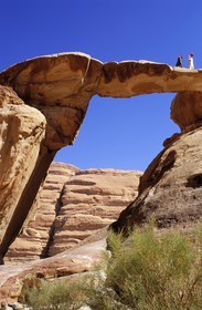 Jordanie, Wadi Rum, des bédouins sur le pont de pierre de Um Fruth