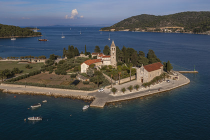 Croatie, Dalmatie, cote dalmate, Ile de Vis, village de Vis,monastère Saint-Jérome édifié au XVIe siècle par les franciscains sur la petite péninsule de Pirovo (vue aérienne)
