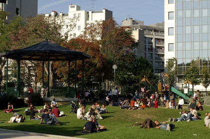 France, Paris (75), le jardin Villemin au bord du canal Saint-Martin