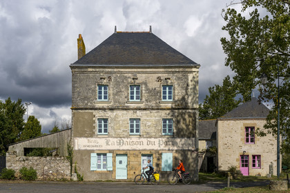 France, Loire-Atlantique (44), Lavau-sur-Loire, maison originale qui a servi de modèle à l'artiste Jean-Luc Courcoult pour réaliser La Maison dans la Loire de Couëron