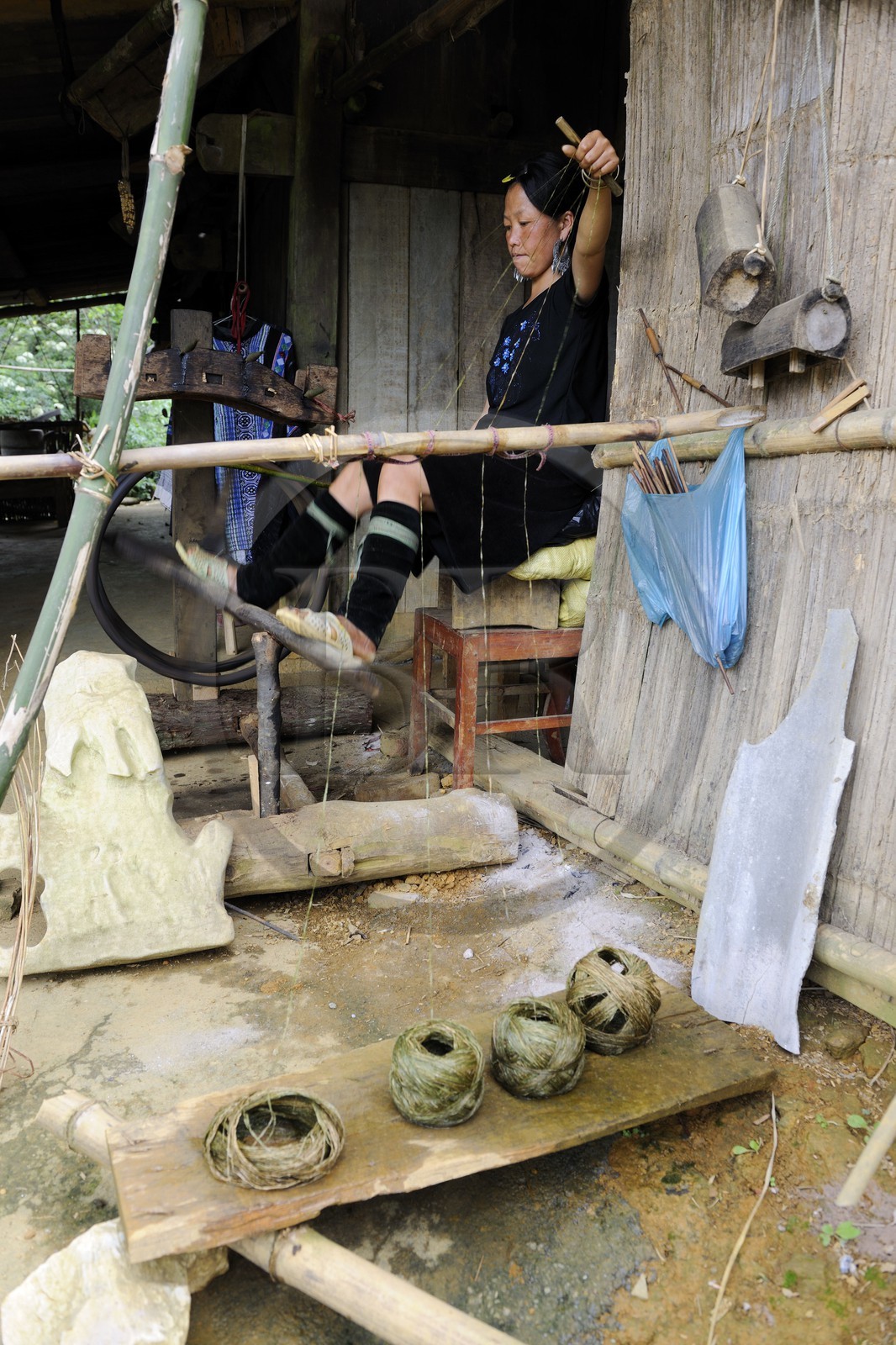 Vietnam, province de Lao Cai, région de Sapa, femme de la minorité Hmong Noir dans son atelier de tissage Vietnam, province de Lao Cai, région de Sapa, femme de la minorité Hmong Noir dans son atelier de tissage