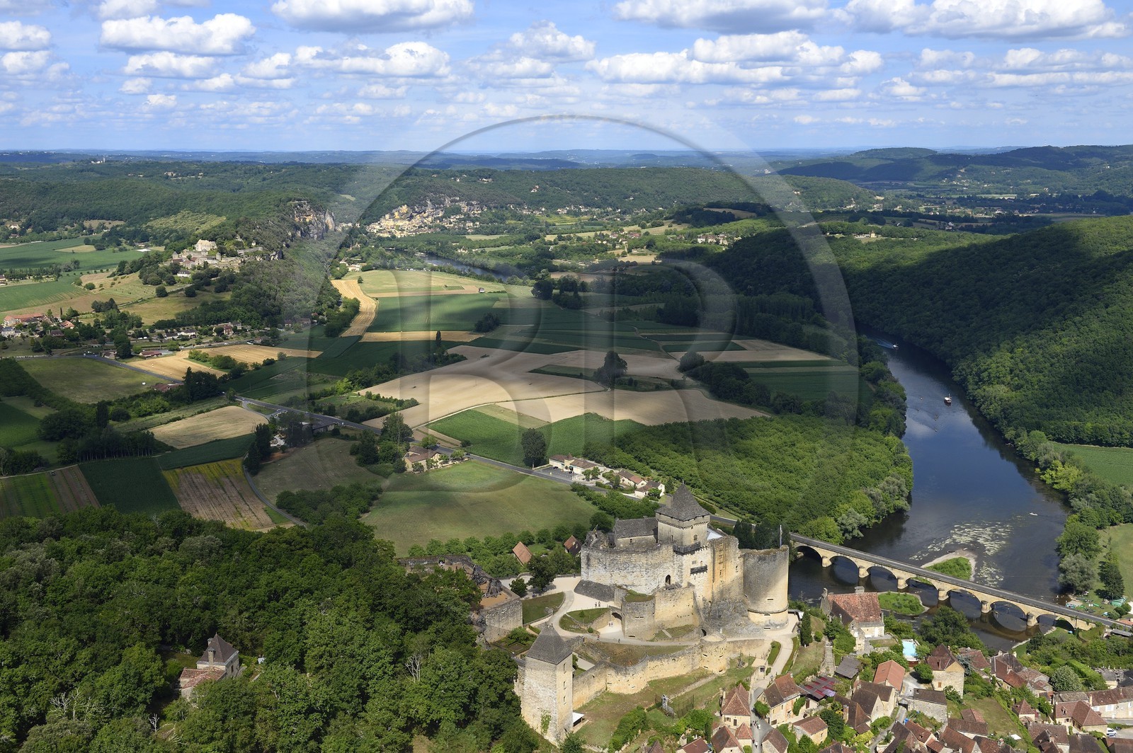 France, Dordogne (24), Périgord Noir, vallée de la Dordogne, Castelnaud-la-Chapelle labellisé Les Plus Beaux Villages de France, le château de Castelnaud-la-Chapelle sur un éperon rocheux au dessus de la rivière Dordogne (vue aérienne)