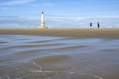 France, Gironde (33), le Verdon-sur-Mer, plateau rocheux de Cordouan à marée basse, phare de Cordouan, classé Patrimoine Mondial de l'UNESCO