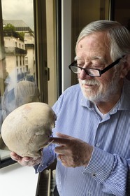 France, Paris (75), le paléontologue et paléoanthropologue Yves Coppens, professeur émérite au Collège de France, au bureau de son domicile parisien