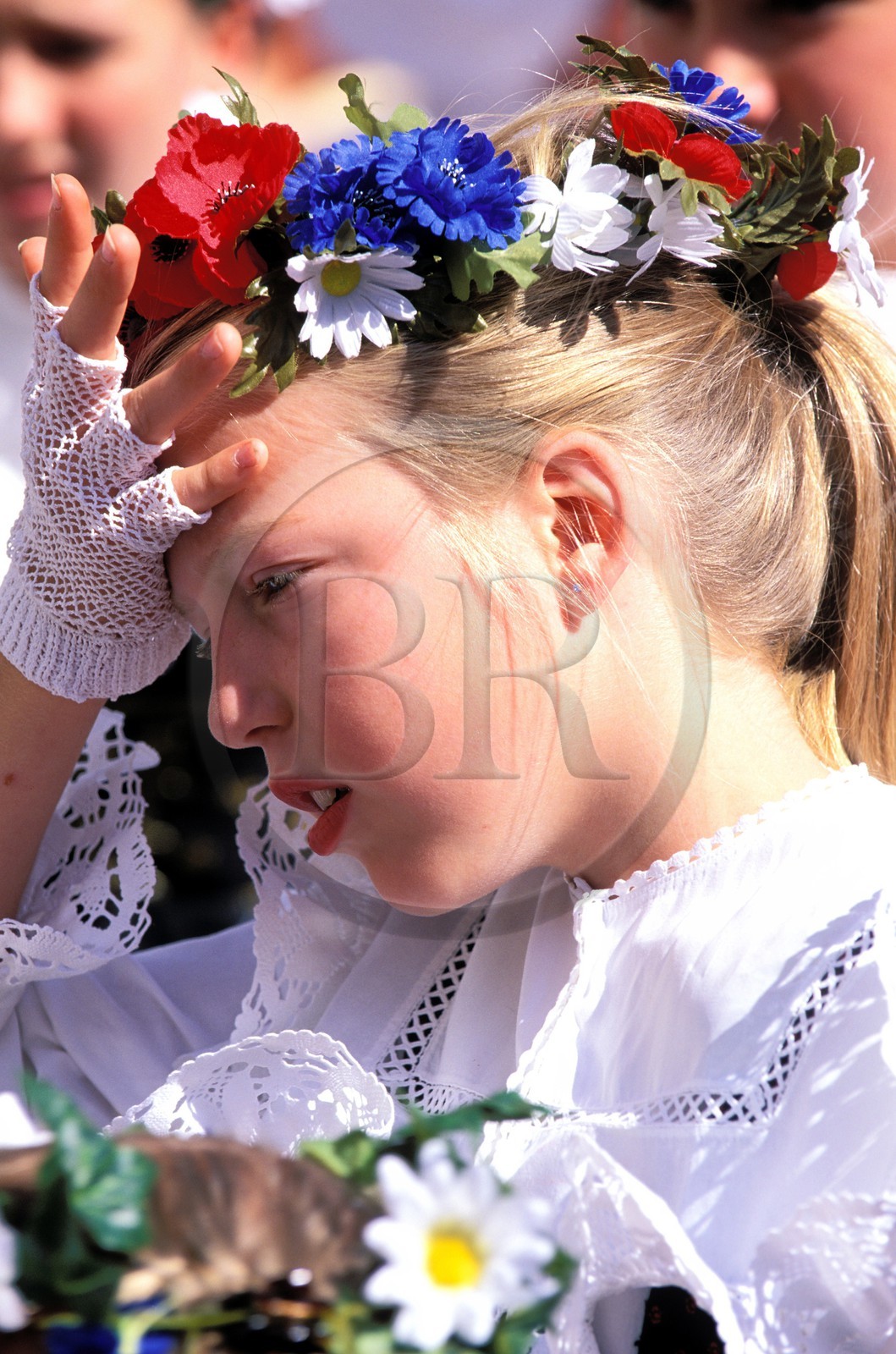France, Haut-Rhin (68), Eguisheim, labellisé Les Plus Beaux Villages de France, fête du vin, fillette en costume traditionnel et couronne