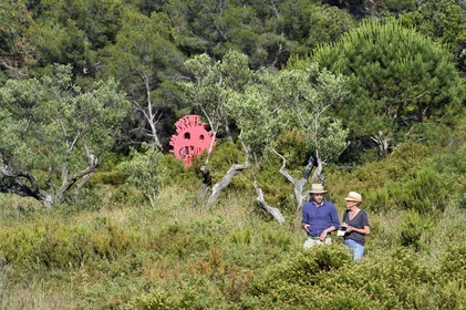 France, Var (83), Iles d'Hyères, parc national de Port Cros, Ile de Porquerolles, la Fondation Carmignac, I am Mother Nature and I will eat you sculpture d’Olaf Breuning, Charles Carmignac directeur de la Fondation Carmignac