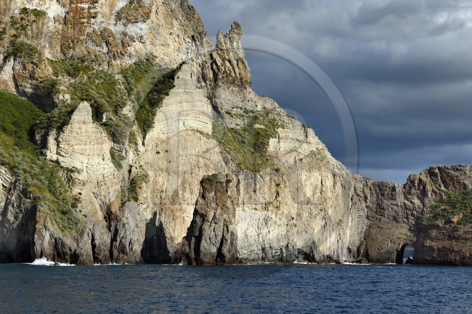 Italie, Sicile, iles Eoliennes, classées Patrimoine Mondial de l'UNESCO, Ile de Lipari, les falaises de la côte Sud-Ouest de l'île à Quattrocchi Italie, Sicile, iles Eoliennes, classées Patrimoine Mondial de l'UNESCO, Ile de Lipari, les falaises de la côte Sud-Ouest de l'île à Quattrocchi