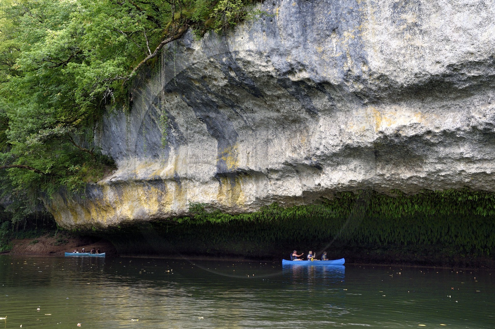 France, Dordogne (24), Périgord Noir, vallée de la Vézère à Peyzac-le-Moustier, kayak sur la rivière Vézère au pied des falaises de la Roque Saint-Christophe