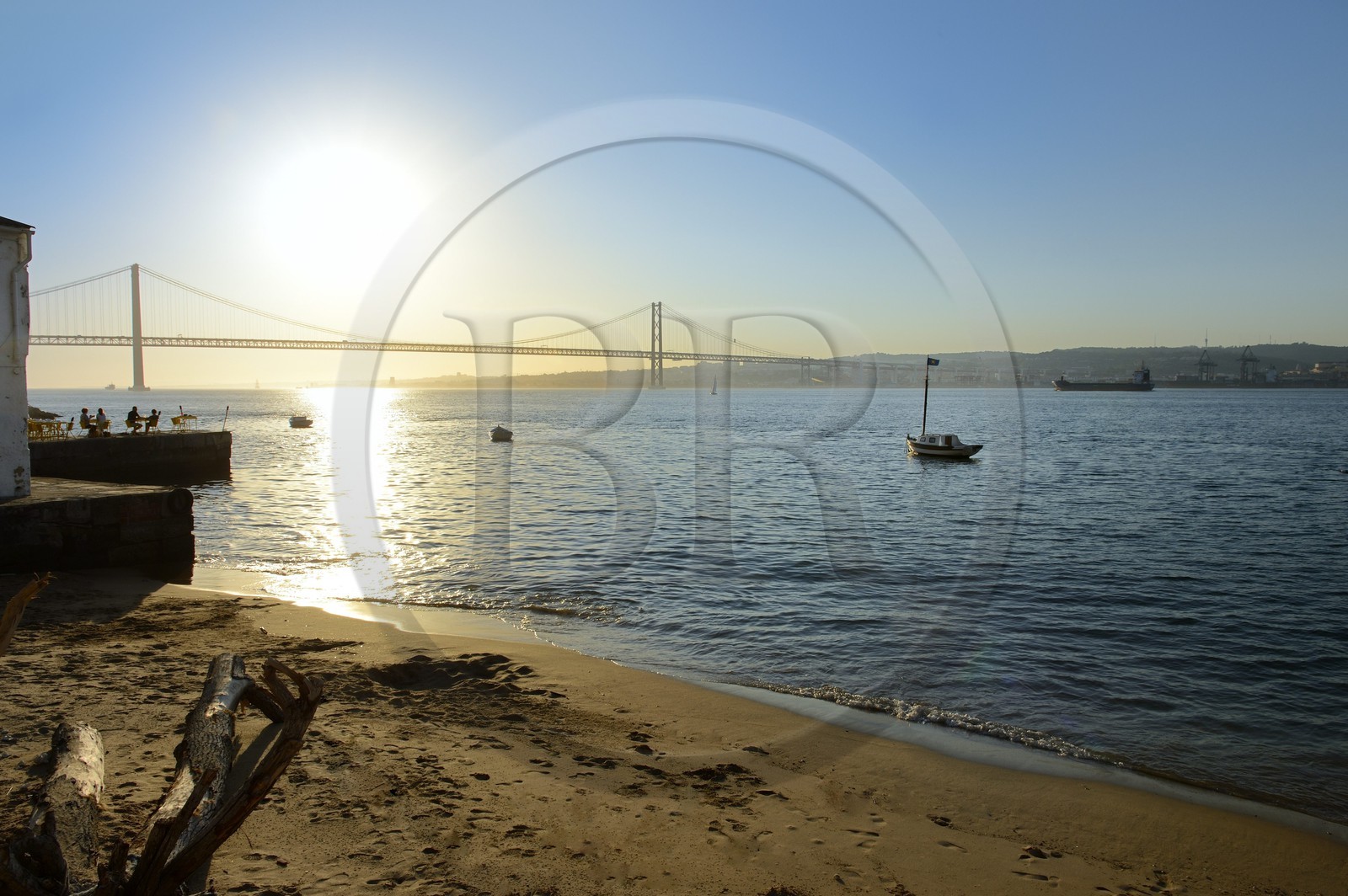 Portugal, région de Lisbonne, commune d'Almada au lieu dit Ponto Final sur la rive sud du Tage, le pont du 25 de Abril