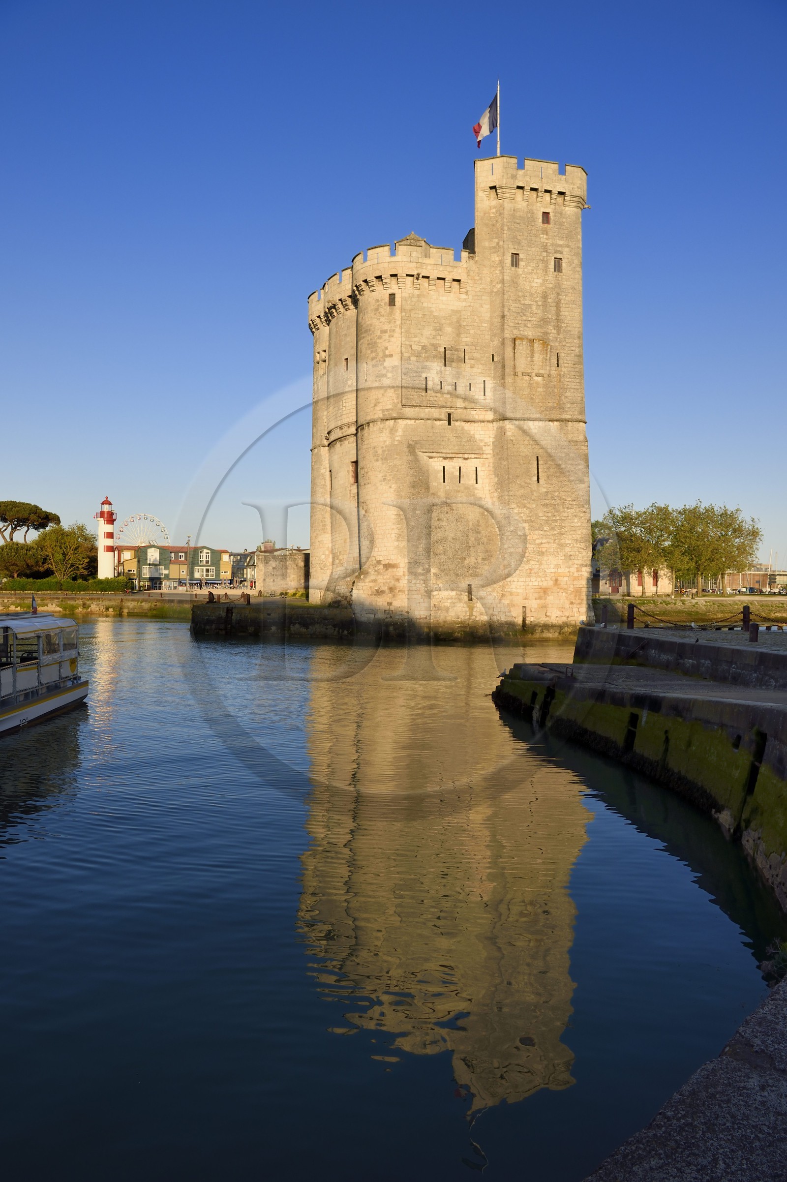 France, Charente-Maritime (17), La Rochelle, la Tour Saint-Nicolas protège l'entrée du Vieux Port