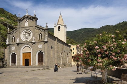 Italie, Ligurie, Cinque Terre, parc national des Cinque Terre classé Patrimoine Mondial de l'UNESCO, village de Riomaggiore, l'église paroissiale San Giovanni Battista (Saint Jean Baptiste)