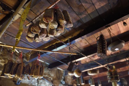 France, Corse-du-Sud (2A), Sartène, l'auberge l'Oasis du Lion à Roccapina, charcuteries suspendues au plafond