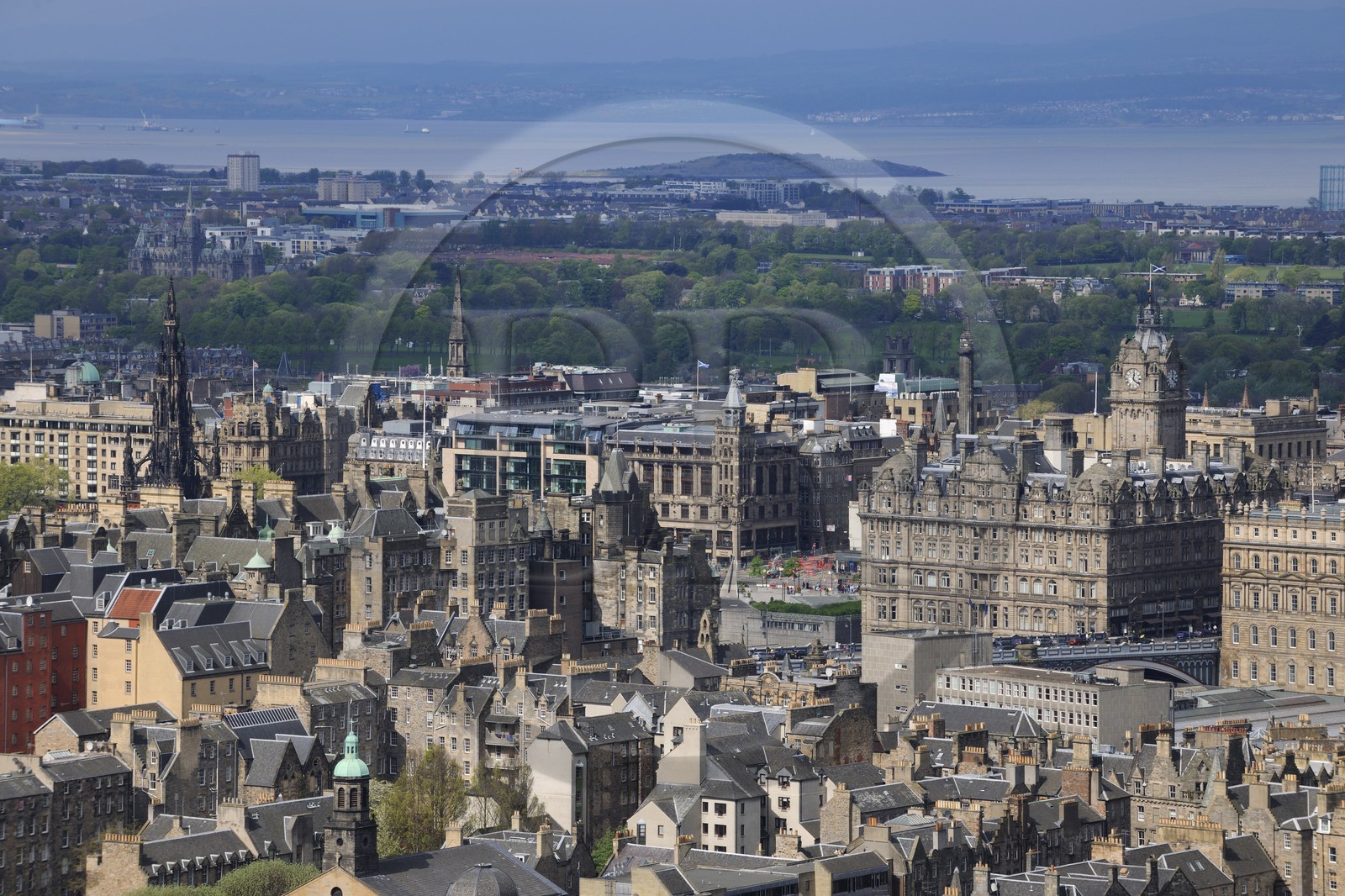 Royaume-Uni, Ecosse, Edimbourg, vue sur la ville qui s'étend jusqu'au Firth of Forth depuis l'Arthur's seat