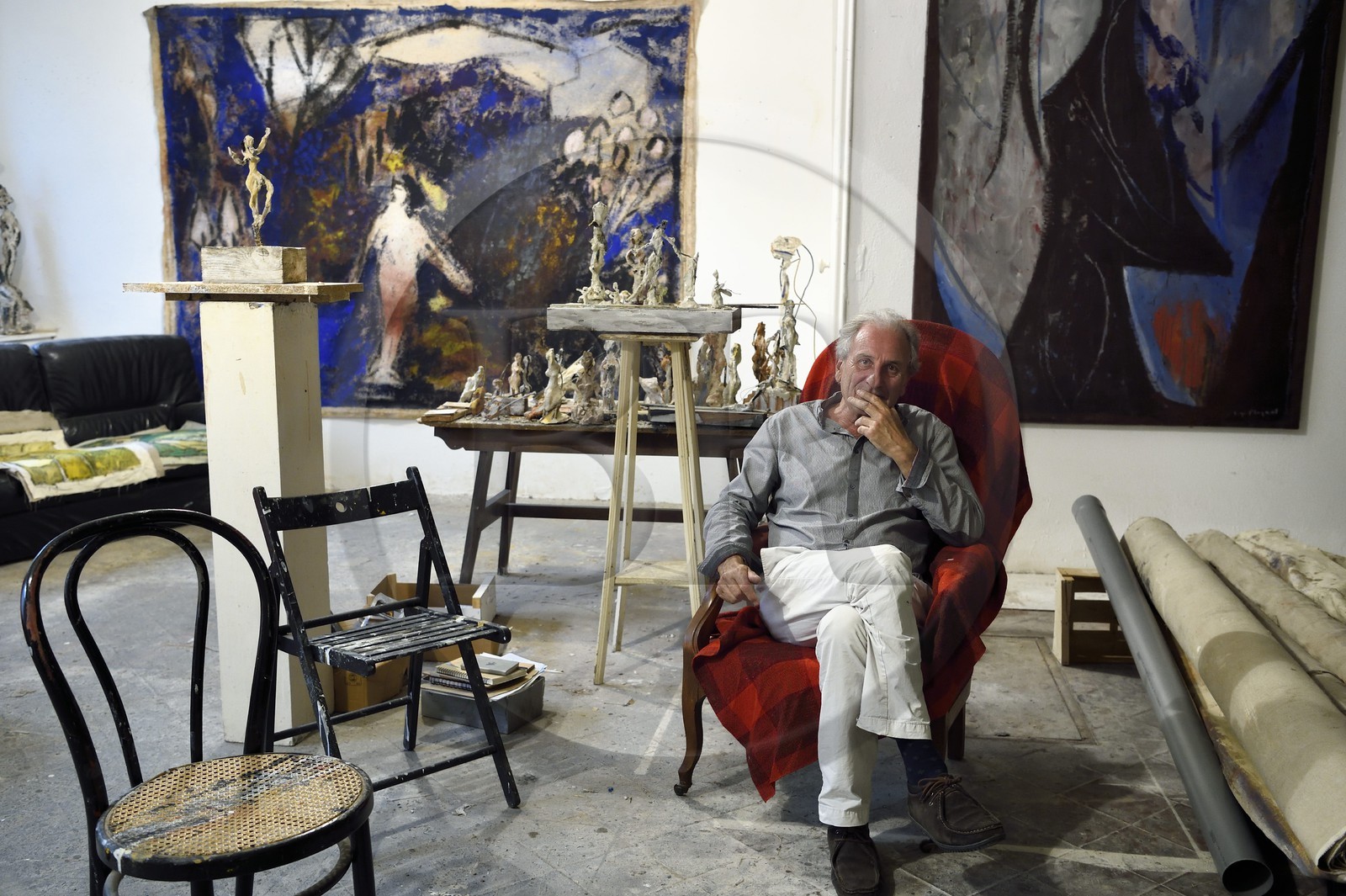France, Var (83), Toulon, l'artiste peintre Serge Plagnol dans son atelier