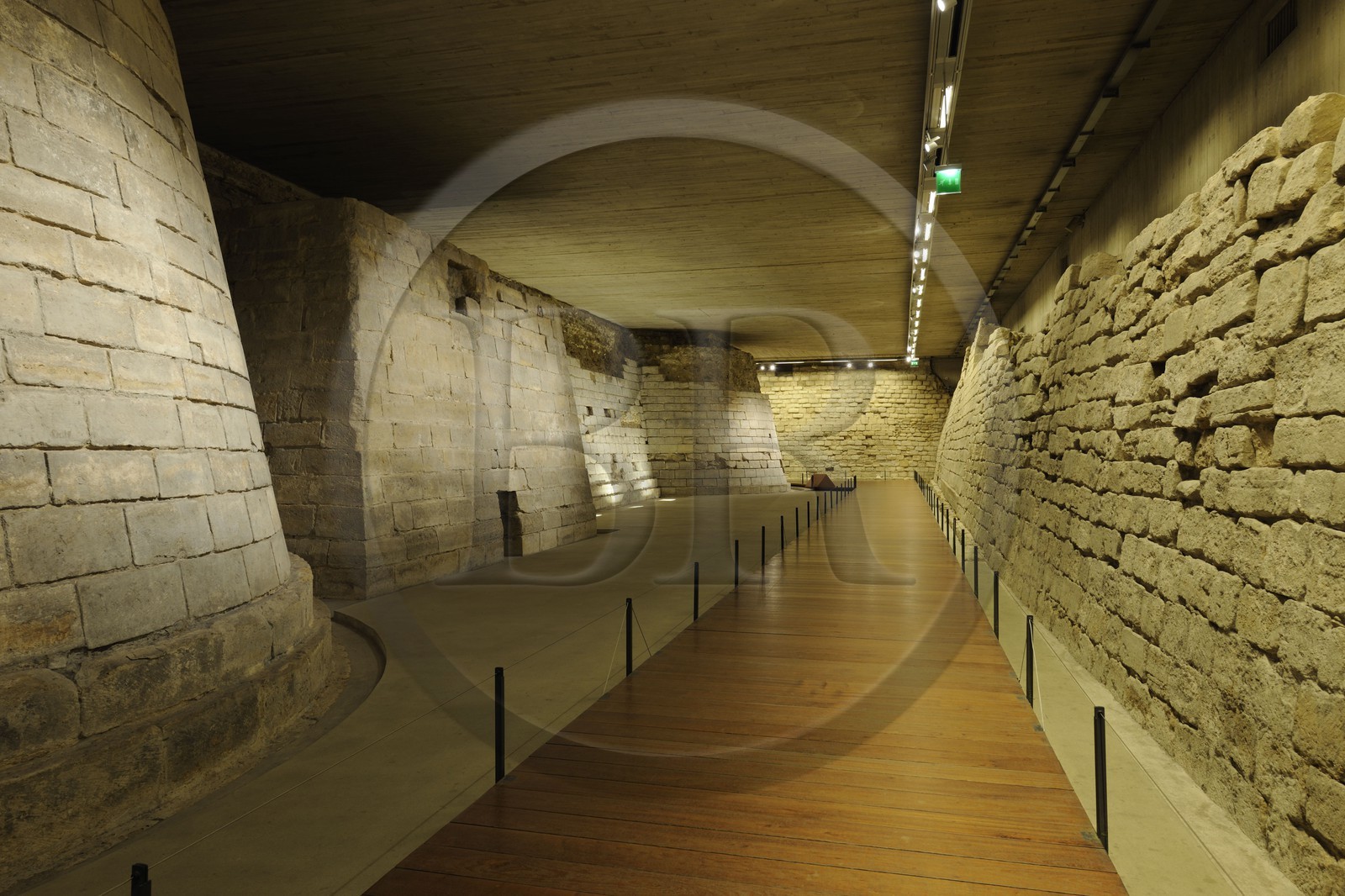 France, Paris (75), le Louvre médiéval, vestiges des fossés du Louvre de Philippe Auguste et de Charles V, 12e au 14e siècle