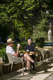 France, Vaucluse (84), Dentelles de Montmirail, Gigondas, petit-déjeuner au grand hôtel-restaurant de Montmirail