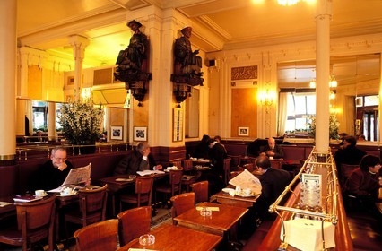 France, Paris (75), intérieur du café Les Deux Magots, boulevard Saint-Germain