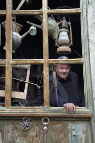 Azerbaïdjan, région de Ismailli, Lahij (Lahic), l'artisan Kableyi, huitième génération de forgeron spécialisé dans le cuivre
