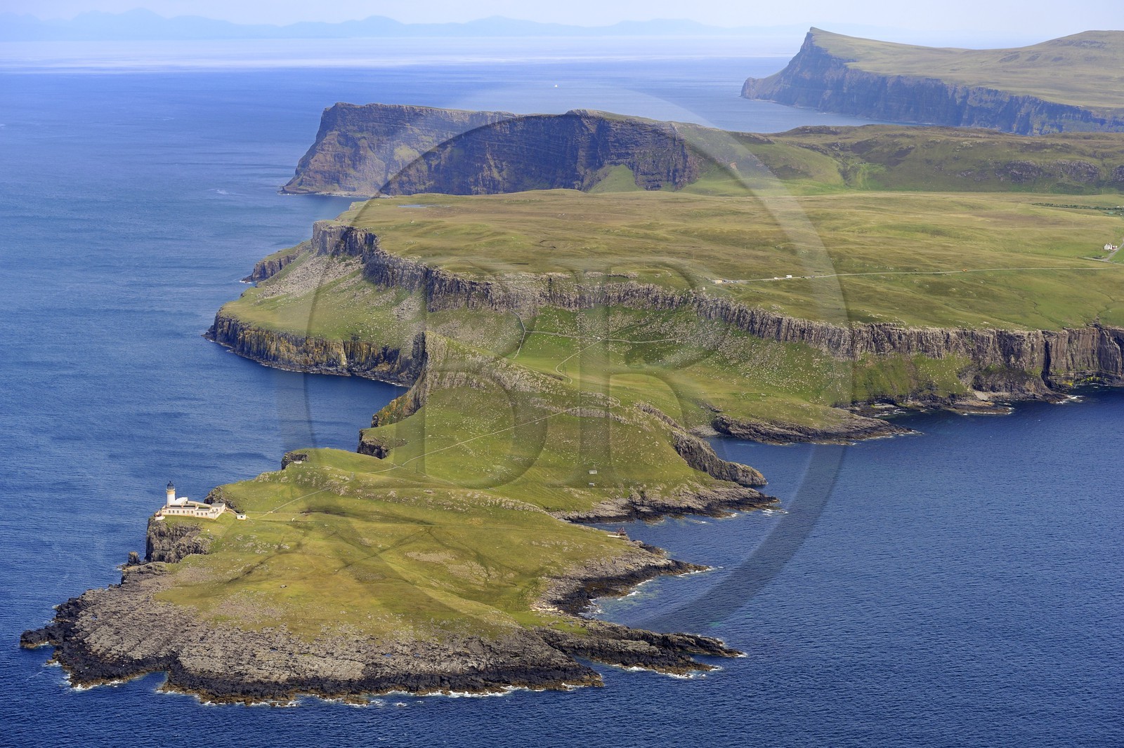 Royaume-Uni, Ecosse, Highland, Hébrides intérieures, Ile de Skye, Péninsule de Duirinish, le phare de Neist Point (vue aérienne)
