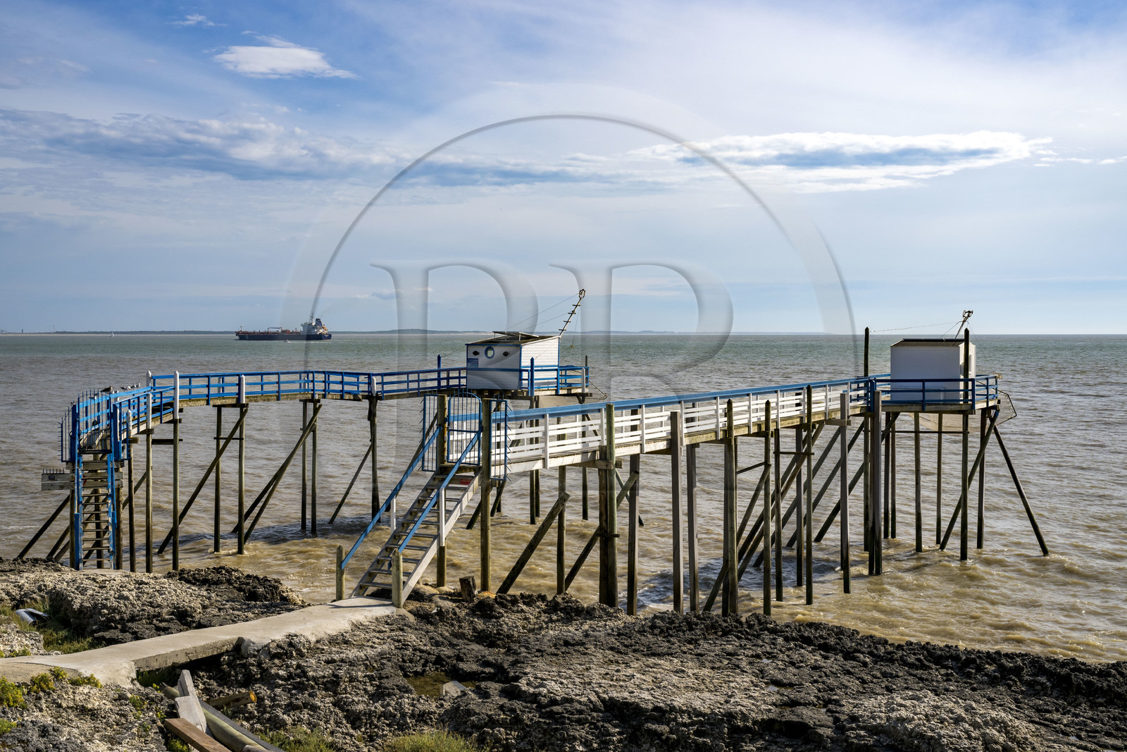 France, Charente-Maritime (17), région de Royan, Saint-Palais-sur-Mer, cabanes de pêche traditionnelle au carrelet à l'embouchure de l'estuaire de la Gironde face à l'océan Atlantique