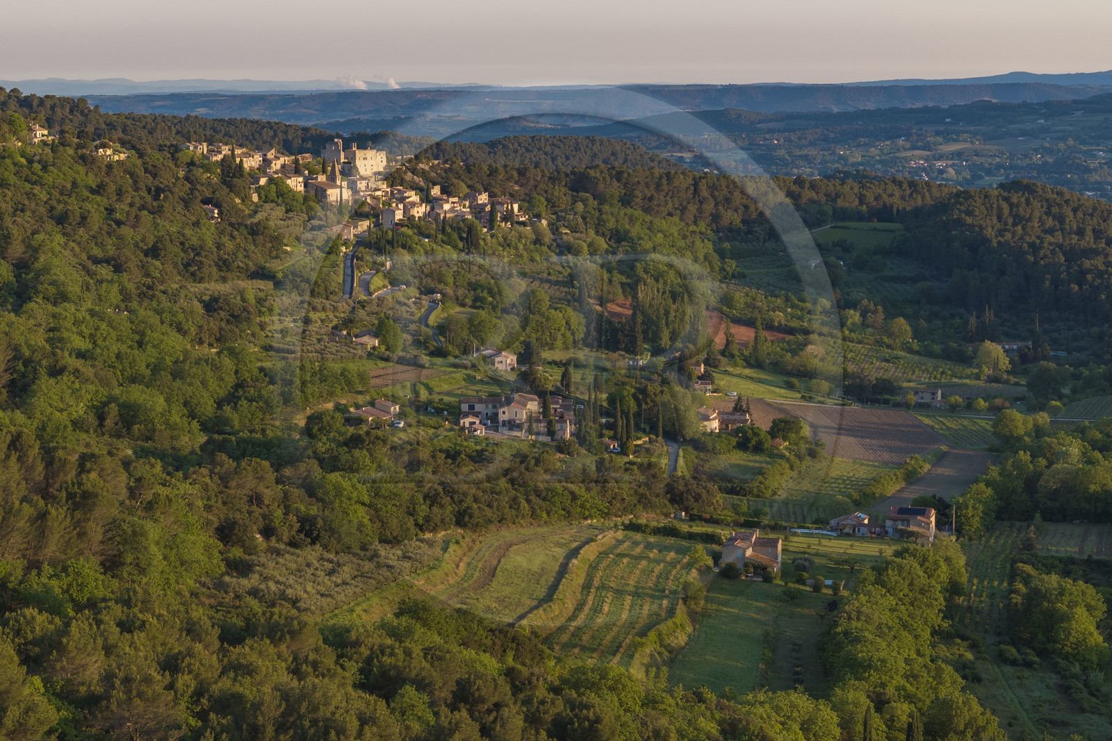 France, Vaucluse (84), Dentelles de Montmirail, le village perché de Crestet et son chateau du IXe siècle (vue aérienne) France, Vaucluse (84), Dentelles de Montmirail, le village perché de Crestet et son chateau du IXe siècle (vue aérienne)