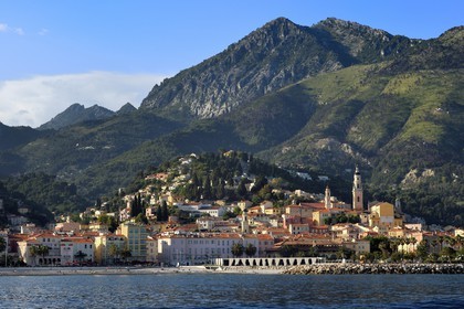 France, Alpes-Maritimes (06), Menton, la vieille ville dominée par la Basilique Saint Michel, le musée Jean Cocteau construit en 2008 par l'architecte Rudy Ricciotti au premier plan