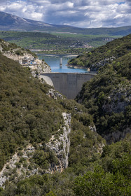 Var (83) rive gauche et Alpes-de-Haute-Provence (04) rive droite, Parc Naturel Régional du Verdon, Basses Gorges du Verdon en aval du lac de Sainte Croix, les gorges de Baudinard et le barrage de Sainte Croix en arrière plan (vue aérienne)