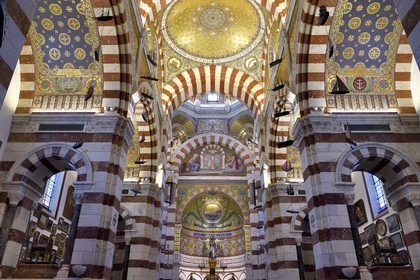 France, Bouches-du-Rhône (13), Marseille, basilique Notre-Dame de la Garde, l’église supérieure éclairée par des baies est richement décorée de marbres polychromes et de mosaïques