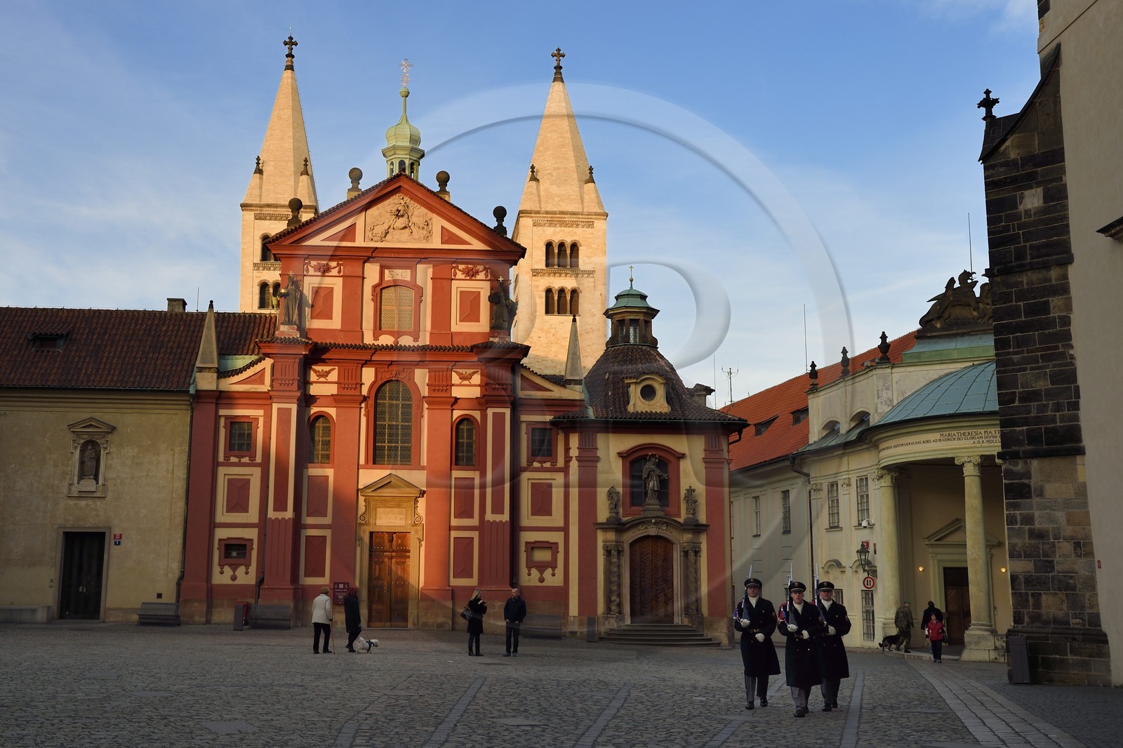 République Tchèque, Prague, Hradcany (quartier du chateau), les tours romanes et la facade baroque de la basilique Saint-Georges