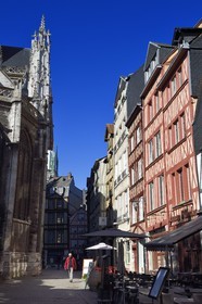 France, Seine-Maritime (76), Rouen, maisons à pans de bois dans la rue médiévale Martainville qui longe l'église Saint-Maclou