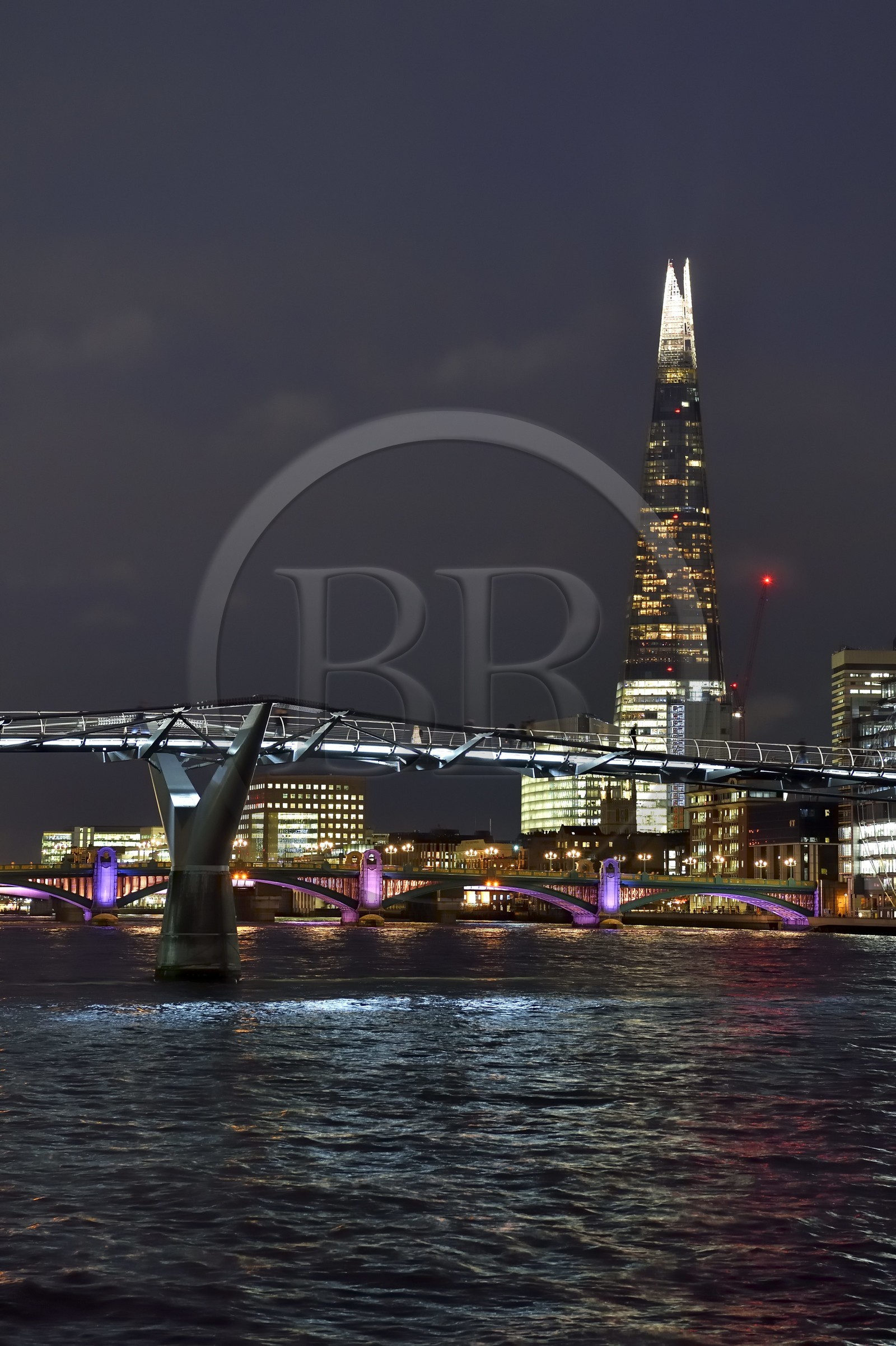Royaume-Uni, Londres, le pont du millénaire ou Millenium Bridge, le pont de Southwark Bridge et The Shard, la plus haute tour de Londres en arrière-plan par Renzo Piano Royaume-Uni, Londres, le pont du millénaire ou Millenium Bridge, le pont de Southwark Bridge et The Shard, la plus haute tour de Londres en arrière-plan par Renzo Piano