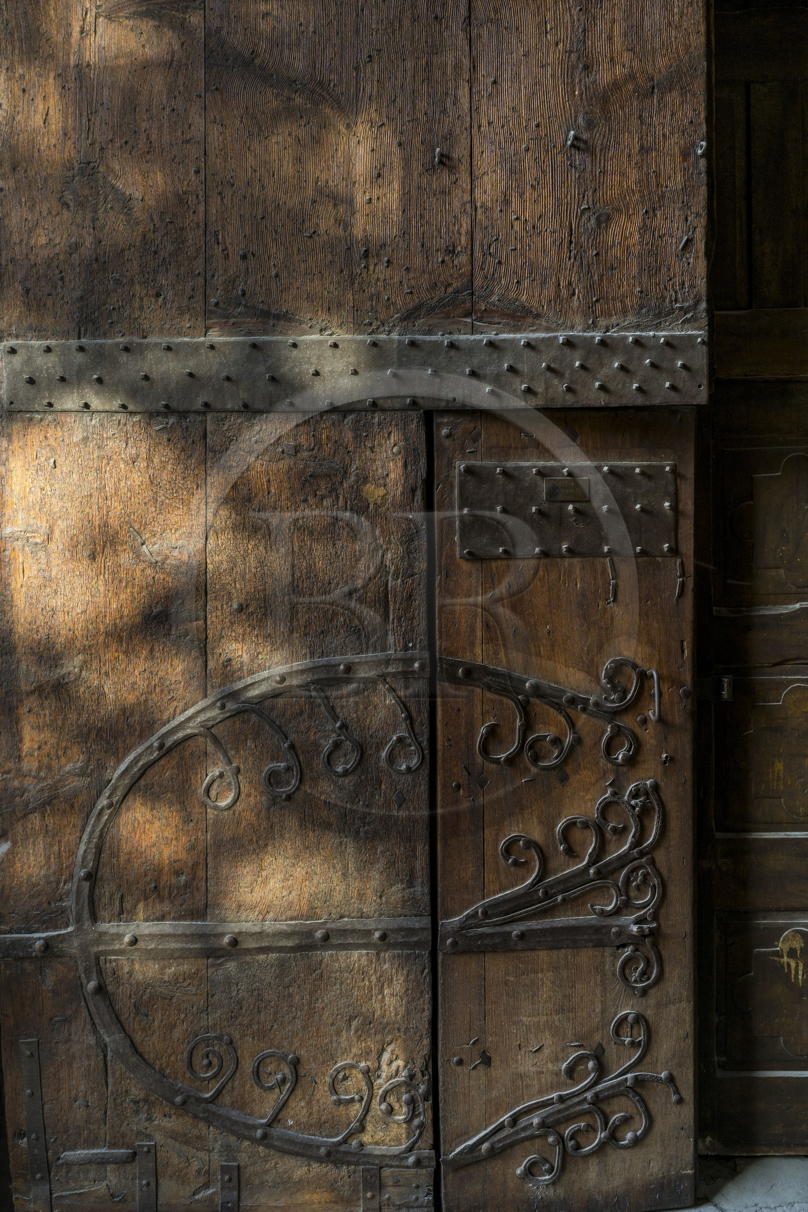 France, Hautes Alpes (05), Embrun, la cathédrale Notre Dame du Real du XII siecle, la porte principale sous le protiro nommé porche du Réal ou des Rois Mages de style lombard France, Hautes Alpes (05), Embrun, la cathédrale Notre Dame du Real du XII siecle, la porte principale sous le protiro nommé porche du Réal ou des Rois Mages de style lombard