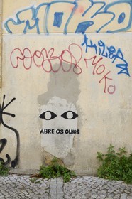 Portugal, Lisbonne, quartier de l'Alfama, graffiti de Abre de Olhos