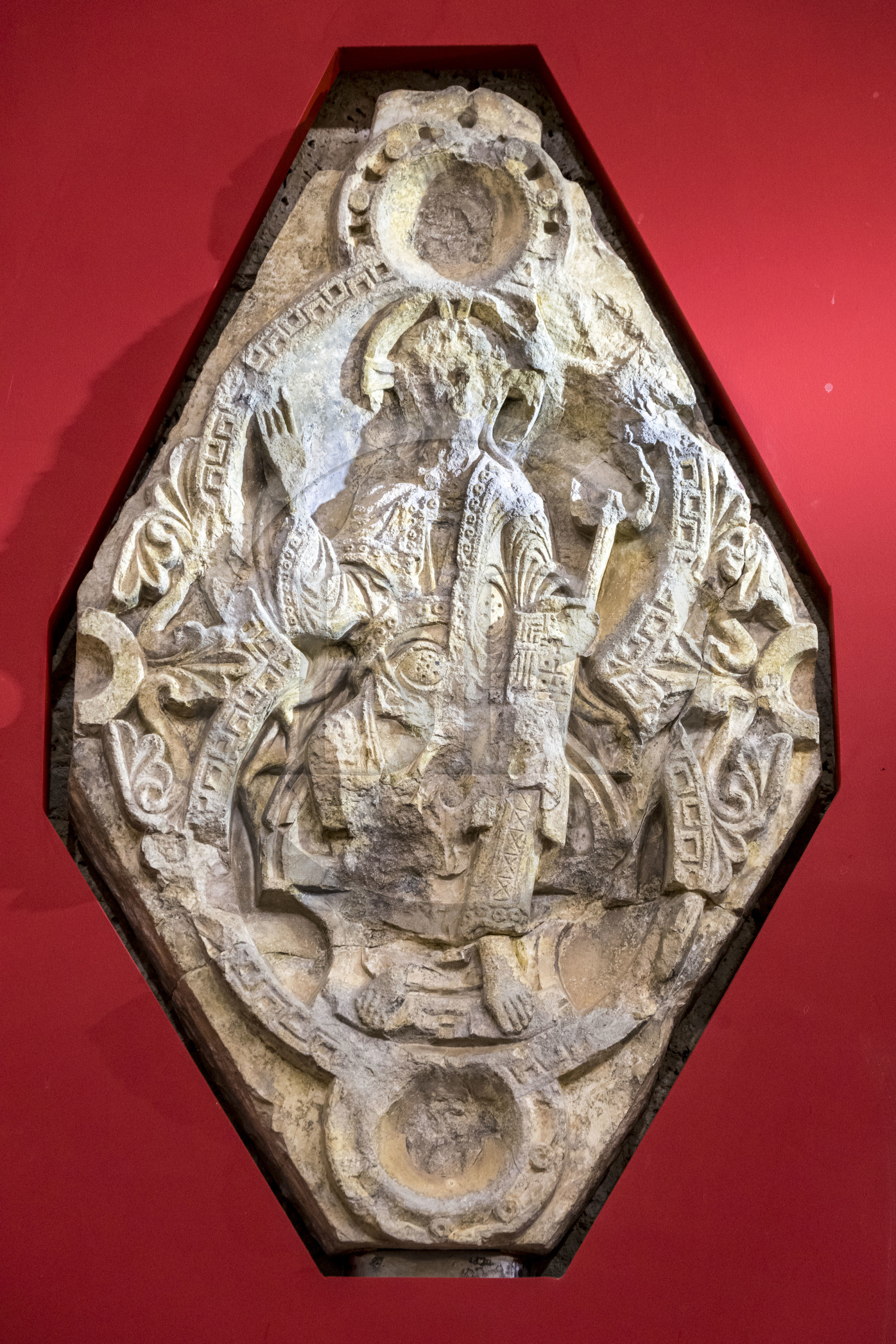 France, Hérault (34), Causses et les Cévennes, paysage culturel de l'agro-pastoralisme méditerranéen, classés Patrimoine Mondial de l'UNESCO, Saint-Guilhem-le-Désert, labellisé Les Plus Beaux Villages de France, l'abbaye de Gellone du IXème siècle, musée dans le dépot lapidaire abrité dans l'ancien réfectoire, Christ en Majesté (fin du XIème siècle) autrefois au dessus du portail