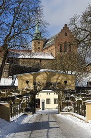 Norvège, Oslo, la citadelle d'Akershus du XIIIe siècle avec son chateau Renaissance (XVIIe siècle rénové au XIXe siècle) et son église sous la neige