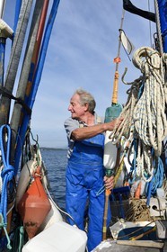 France, Var (83), Iles d'Hyères, parc national de Port Cros, Ile de Porquerolles, Bernard Samuel dit Sam le pêcheur sur son pointu (bateau) Le Corailleur