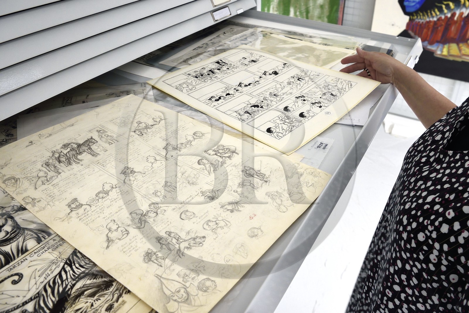 France, Charente (16), Angoulême, Cité internationale de la bande dessinée et de l’image (CIBDI), dans les réserves du musée de la BD, crayonné original de Tintin au Tibet par Hergé à gauche et l'encrage à droite