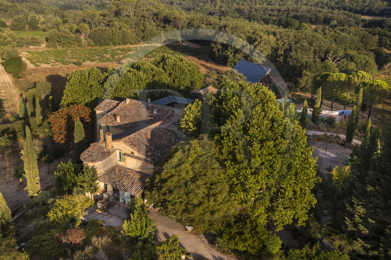 France, Var (83), Provence Verte, Bras, vers Saint-Maximin-la-Sainte-Baume, la maison d'hotes Le Peyrourier - une campagne en Provence (vue aérienne)