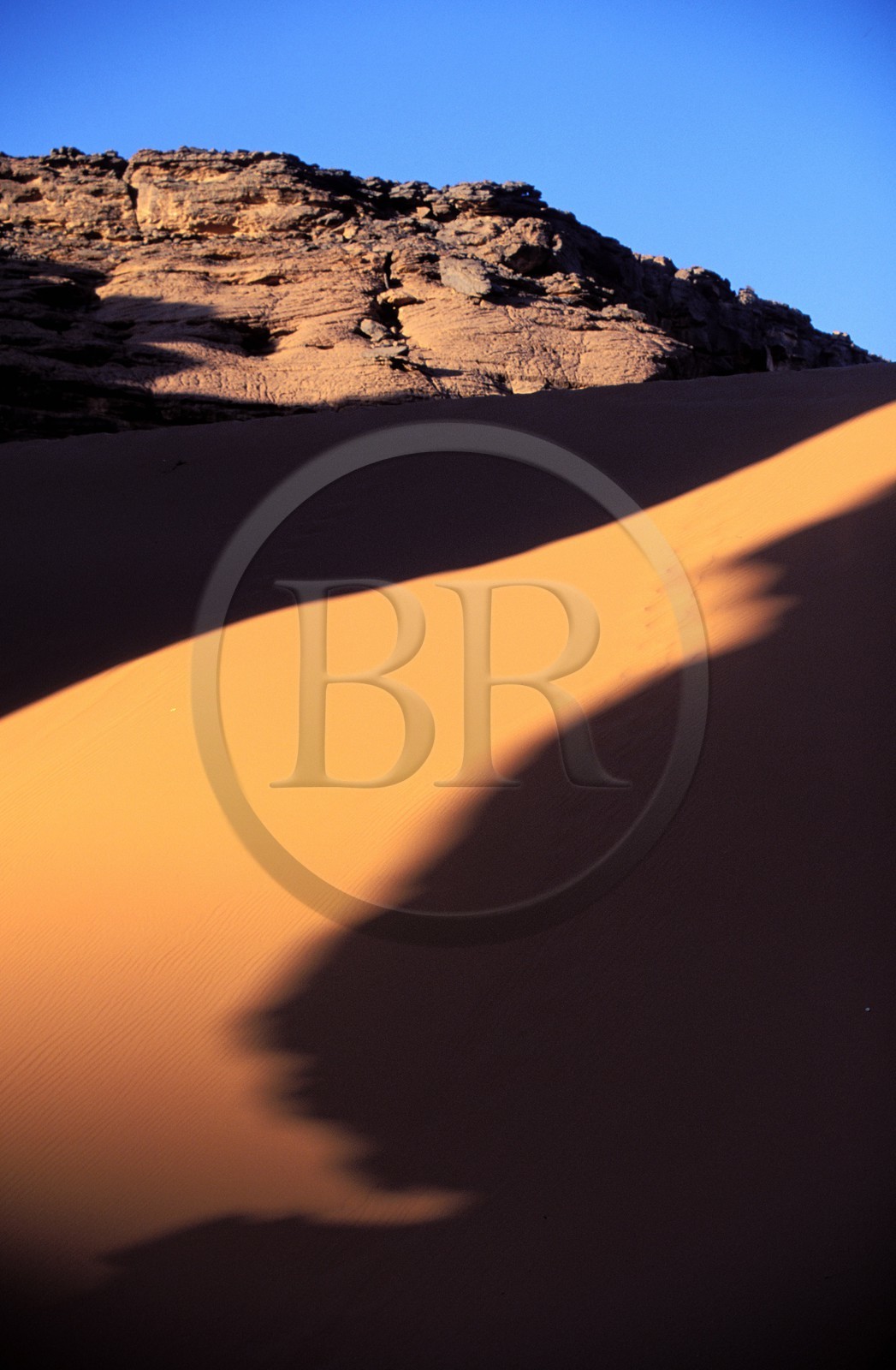 Libye, région du désert, Le Fezzan (Sahara), paysage du sud de la Tadrart-Akakus mélange de dunes et de massif de grès