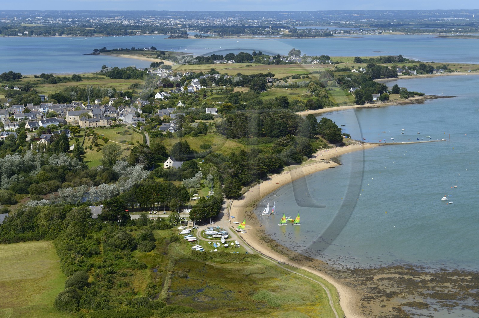 France, Morbihan (56), Golfe du Morbihan, Ile d'Artz, Le Bourg (vue aérienne) France, Morbihan (56), Golfe du Morbihan, Ile d'Artz, Le Bourg (vue aérienne)