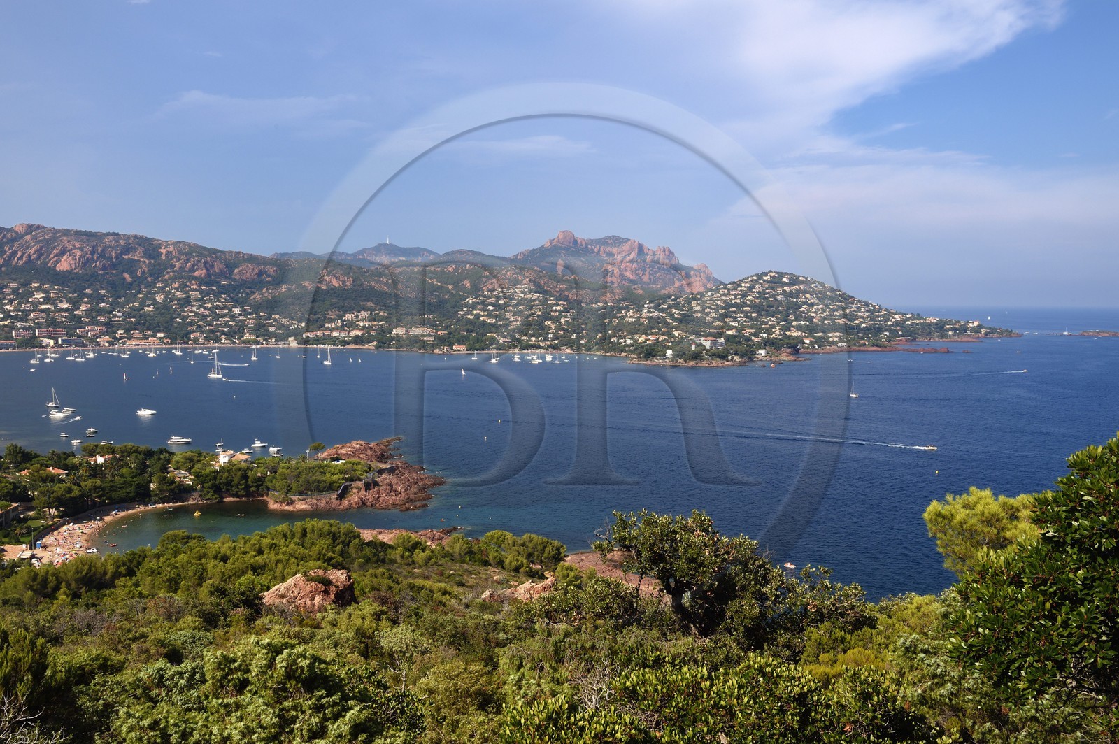 France, Var (83), Agay commune de Saint-Raphaël, massif de l'Estérel, la rade d'Agay, le rastel d'Agay et le Pic du Cap Roux en arrière plan