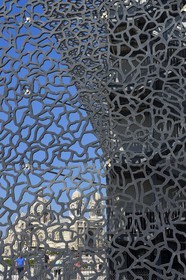 France, Bouches-du-Rhône (13), Marseille, MuCEM (Musée des civilisations de l'Europe et de la Méditerranée) par les architectes Rudy Ricciotti et R. Carta, Cathédrale La Major (XIXe siècle) en arrière plan