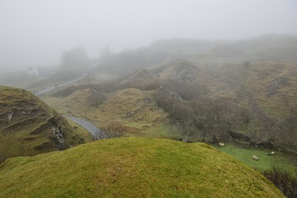 Royaume-Uni, Ecosse, région des Highlands, les Hébrides, Ile de Skye, Uig, le Fairy Glen (vallée féérique) du côté ouest de Trotternish à Balnacnoc