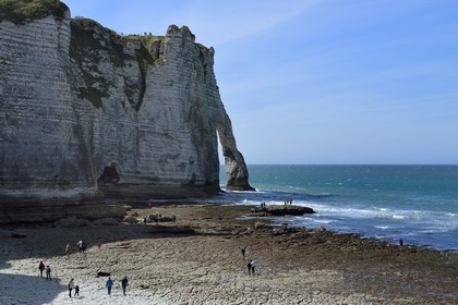 France, Seine-Maritime (76), Pays de Caux, Côte d'Albâtre, Etretat, l'arche de la falaise d'Aval et la plage de la ville