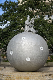 France, Côte-d'Or (21), Dijon, zone classée Patrimoine Mondial de l'UNESCO, le Compteur du Temps (2020) de l'artiste Gloria Friedmann sur la place Grangier